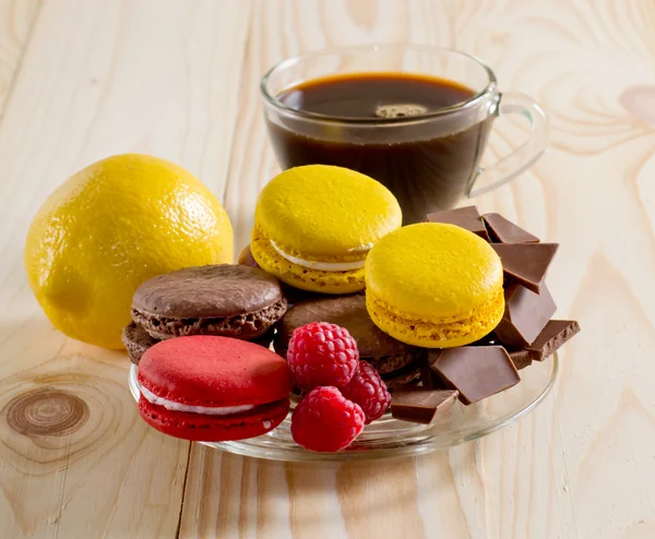 Makronen mit Schokolade, Himbeere, Zitrone und Kaffeetasse — Stockfoto