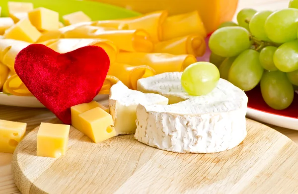 Still life of cheese and grapes — Stock Photo, Image