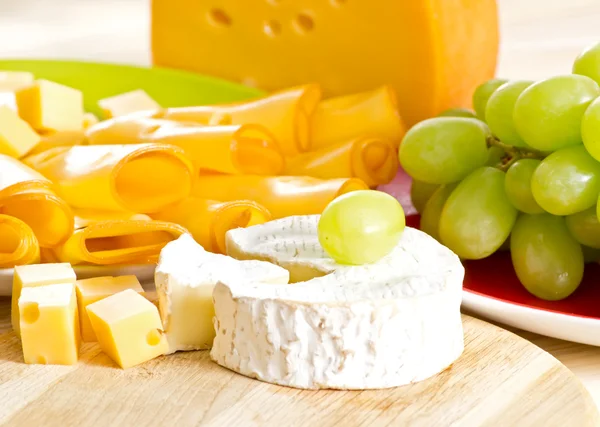 静物画的奶酪和葡萄 — 图库照片
