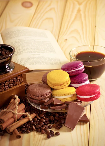 Coffee grain with macaroon, cinnamon and culinary book — Stock Photo, Image