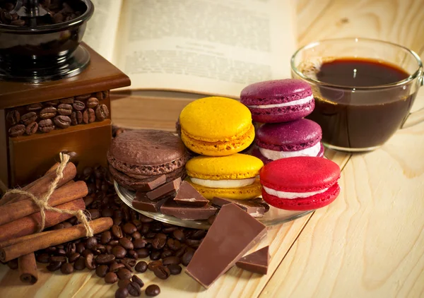 Kaffeekorn mit Makronen, Zimt und Kochbuch — Stockfoto