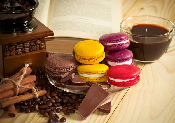 Coffee grain with macaroon, cinnamon and culinary book — Stock Photo, Image