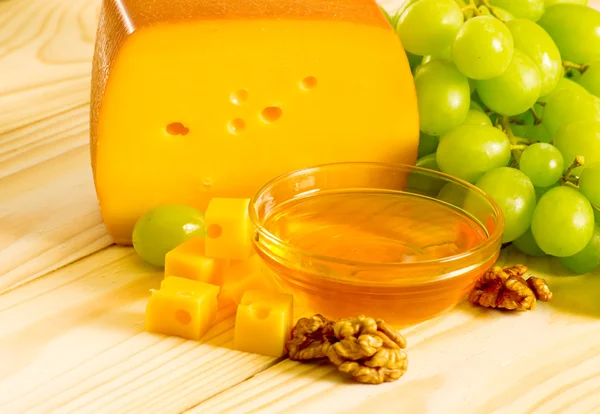 Smoked cheese, honey, walnuts and grapes — Stock Photo, Image