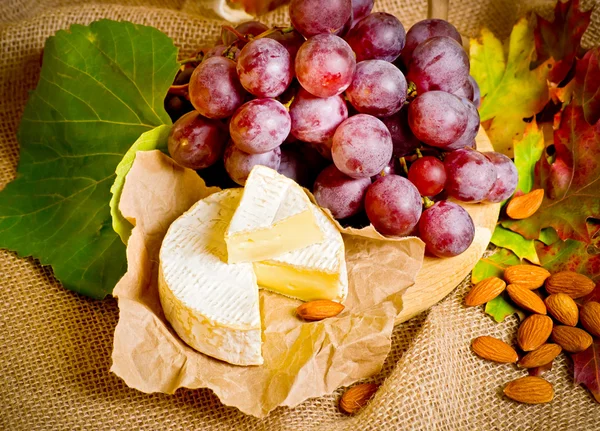 Druiven met kaas en amandelen — Stockfoto