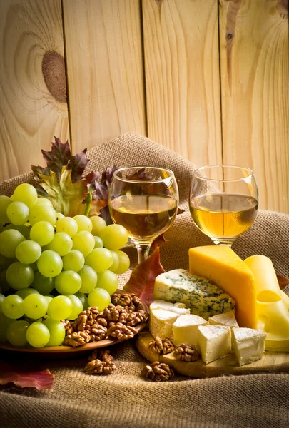Beyaz peynir, ceviz ve yas üzüm şarap — Stok fotoğraf
