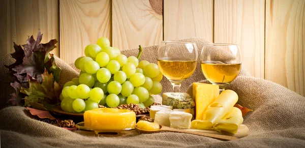 Beyaz peynir, bal, ceviz ve üzüm Sim Tarih ile şarap