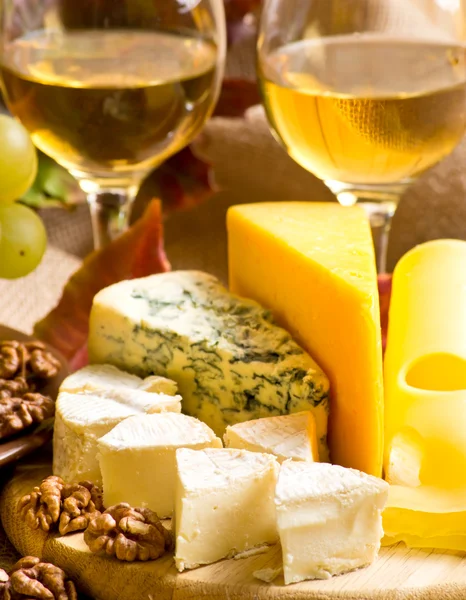 白ワインとチーズとクルミ — ストック写真