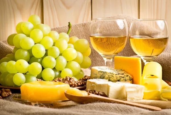 White wine with cheese, honey, walnuts and grapes on sackcloth — Stock Photo, Image