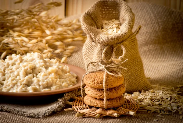 Farine d'avoine, flocons d'avoine, biscuits et épillets — Photo