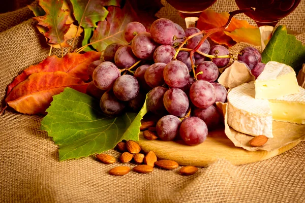 Grapes with cheese and almonds — Stock Photo, Image