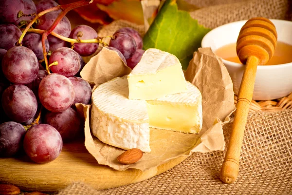 Grapes with cheese, honey and almonds — Stock Photo, Image