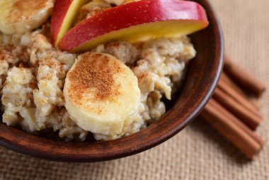 Yulaf ezmesi muz, elma ve tarçın