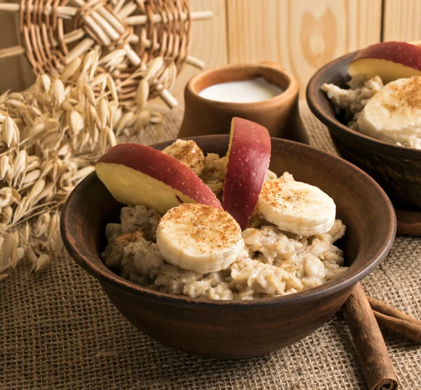 Oatmeal with banana, apple and cinnamon — Stock Photo, Image