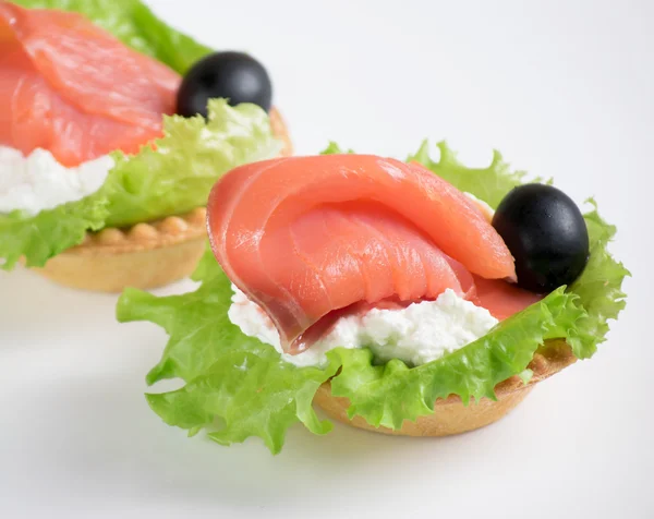 Salmon, lettuce, olives and curd mass in tartlet — Stock Photo, Image