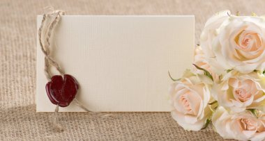 Krem gül ve kırmızı mum mühür ile kartpostal