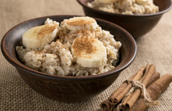 Oatmeal with banana and cinnamon — Stock Photo, Image