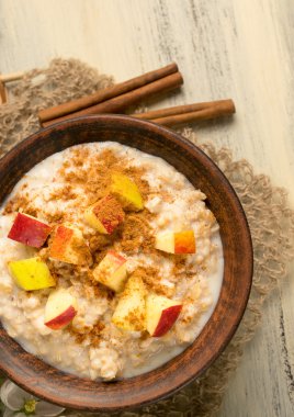 Yulaf ezmesi elma ve tarçın kase ve tarçın çubukları 