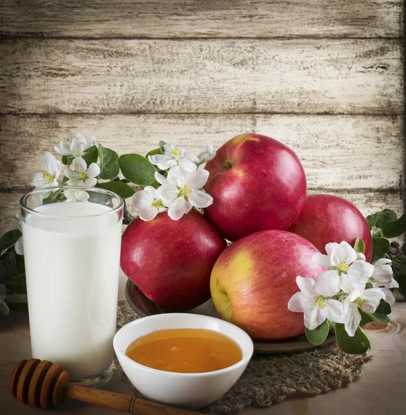 Manzanas rojas con leche y miel —  Fotos de Stock