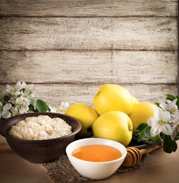 Yellow apples with oatmeal and honey — Stock Photo, Image