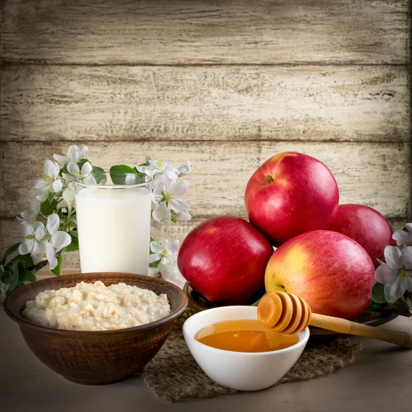 Manzanas rojas con harina de avena, leche y miel —  Fotos de Stock