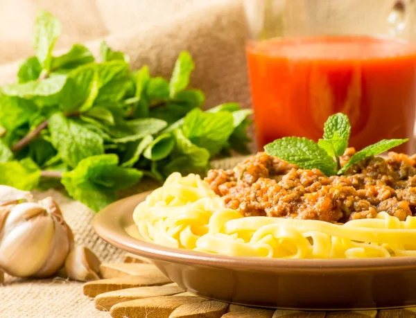 Spaghetti bolognese on sackcloth — Stock Photo, Image