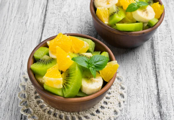 Ensalada de frutas con kiwi, plátano y naranja —  Fotos de Stock