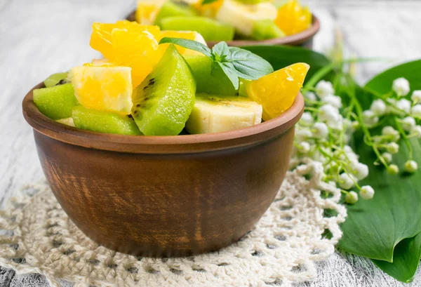 Ovocný salát s kiwi, banány a pomeranče — Stock fotografie