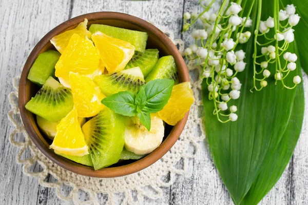 Ensalada de frutas con kiwi, plátano y naranja — Foto de Stock