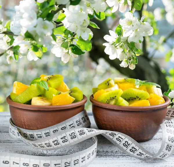 Ensalada de frutas con kiwi, plátano y naranja y centímetro —  Fotos de Stock