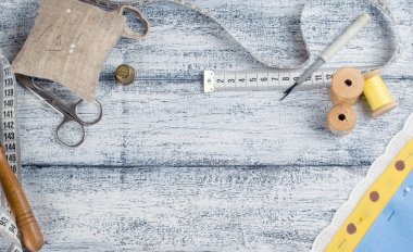 dizi makara iplik, makas, kumaş ve Dikiş iğneler