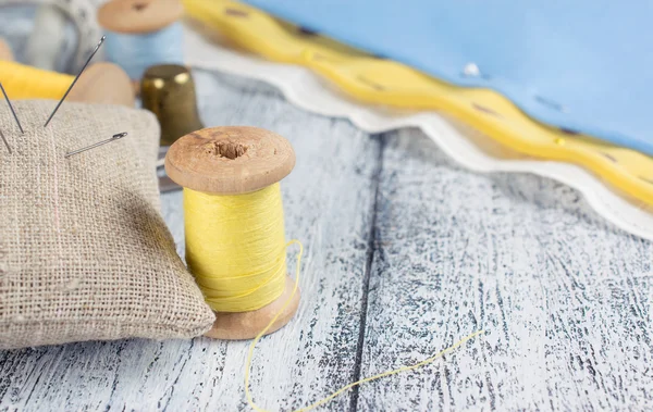 Set di bobine di filo, ago e spilli per cucito e cucito — Foto Stock