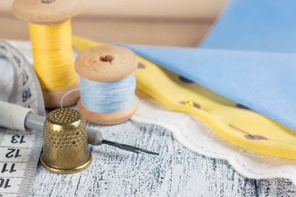 실과 바늘, 바느질, 바느질에 대 한 핀의 릴 세트 — 스톡 사진