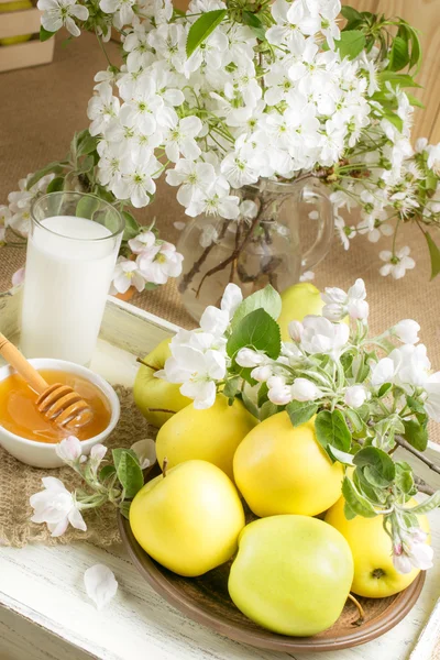 Bodegón con manzanas, ramita de manzano, leche y miel —  Fotos de Stock