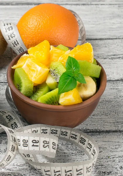 Ensalada de frutas con kiwi, plátano y naranja y centímetro —  Fotos de Stock