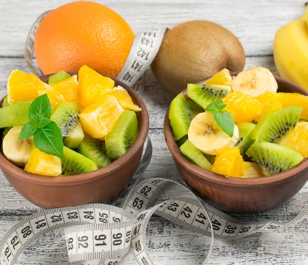 Ensalada de frutas con kiwi, plátano y naranja y centímetro —  Fotos de Stock