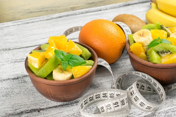 Ensalada de frutas con kiwi, plátano y naranja y centímetro —  Fotos de Stock