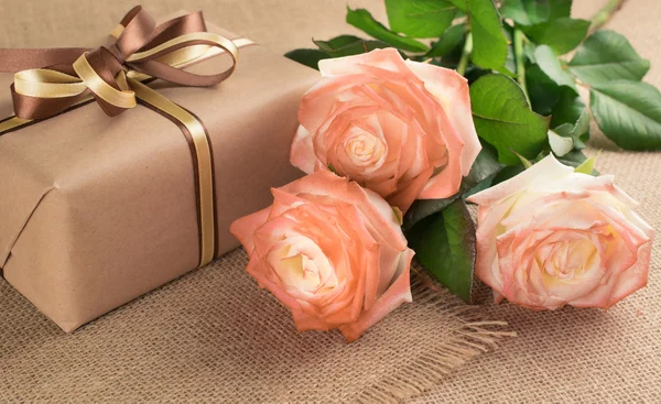 Троянди та подарункова коробка — стокове фото