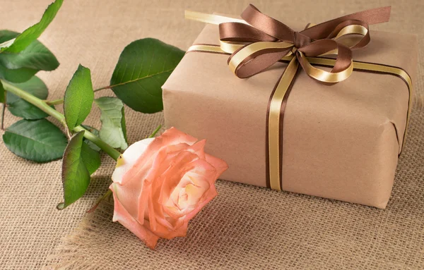 Rose and gift box — Stock Photo, Image