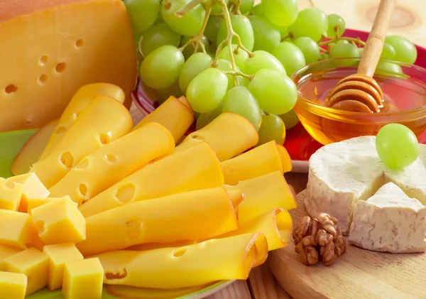 Still life with cheese, walnuts, honey and grapes — Stok fotoğraf