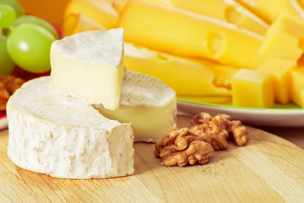 Still life with cheese, walnuts and grapes — Stockfoto