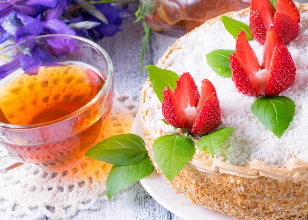 Kutlama kek çilek çiçekler, çay ve süsen — Stok fotoğraf