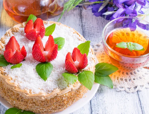 Kutlama kek çilek çiçekler, çay ve süsen — Stok fotoğraf
