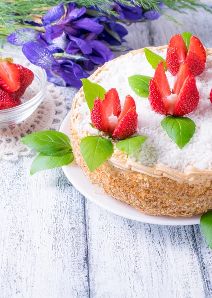 Festtorte mit Erdbeerblüten und Schwertlilien — Stockfoto