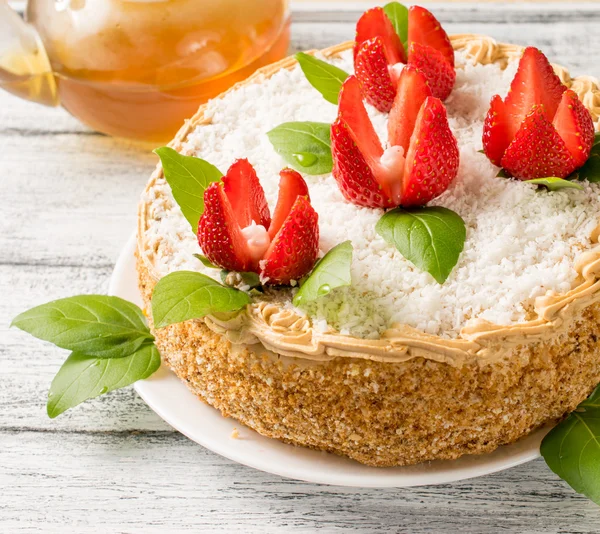 Festtorte mit Erdbeerblüten und Tee — Stockfoto