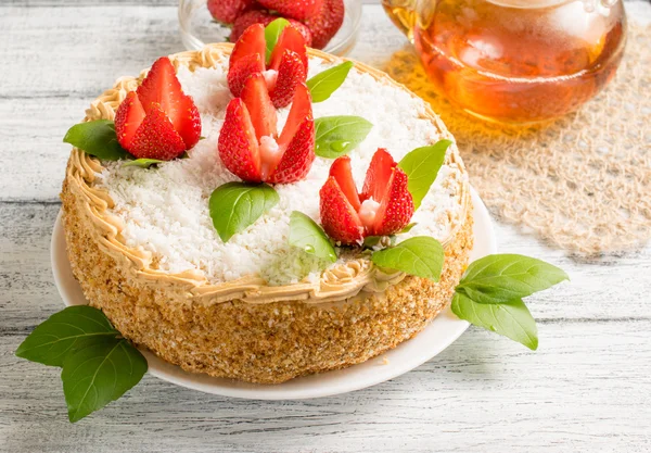 Festtorte mit Erdbeerblüten und Tee — Stockfoto