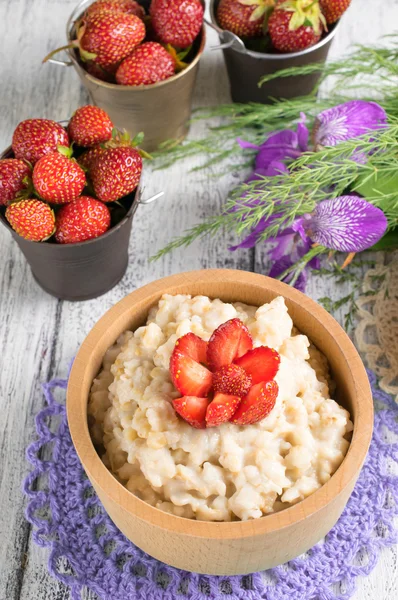 Haferflocken mit Erdbeeren in der Holzschale — Stockfoto