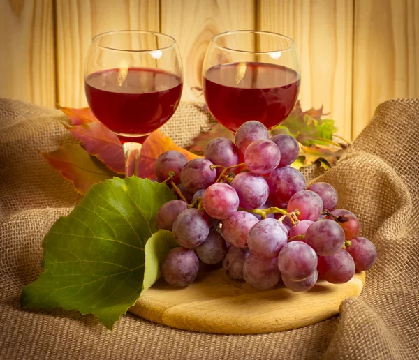 Red wine with cheese and grapes — Stock Photo, Image