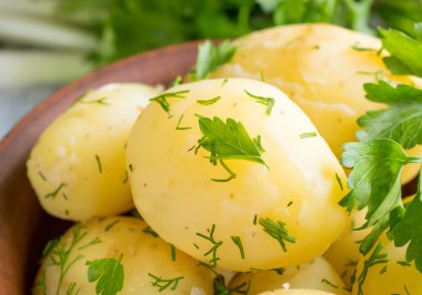 Haşlanmış patates dereotu, maydanoz ve soğan ile genç  