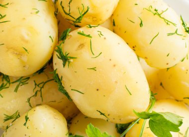 dereotu ile genç haşlanmış patates  