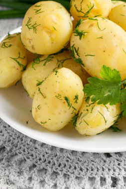 Haşlanmış patates dereotu, maydanoz ve soğan ile genç  